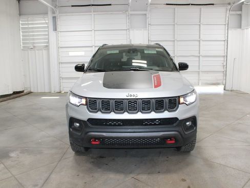 Used 2025 Jeep Compass Trailhawk image 3