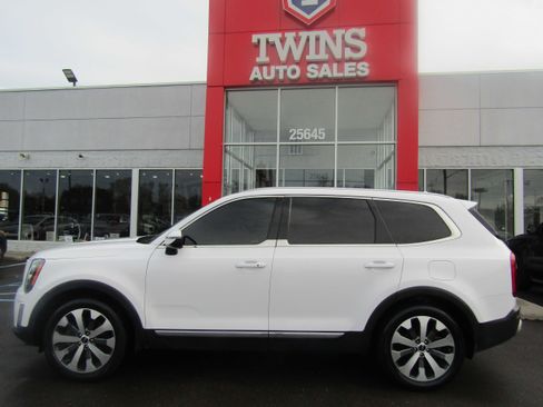 Used 2022 Kia Telluride EX w/ EX Premium Package image 2