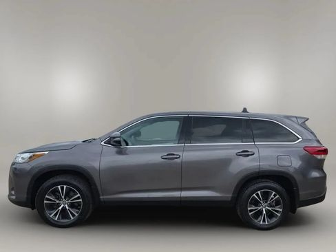 Used 2019 Toyota Highlander LE AWD/4WD image 5