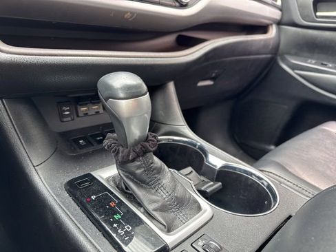Used 2019 Toyota Highlander XLE AWD/4WD image 16