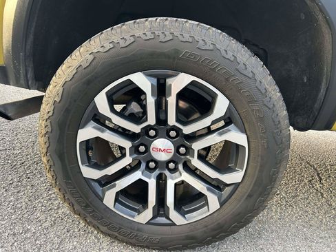 Used 2024 GMC Canyon AT4 w/ Technology Package AWD/4WD image 11
