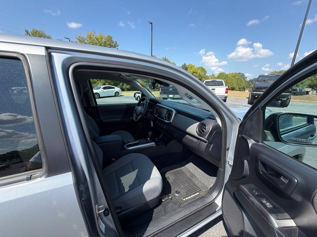 Used 2020 Toyota Tacoma SR5 AWD/4WD image 17