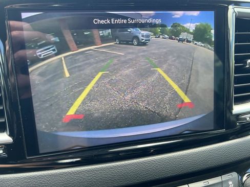 Used 2023 Chrysler Pacifica Touring-L FWD image 27