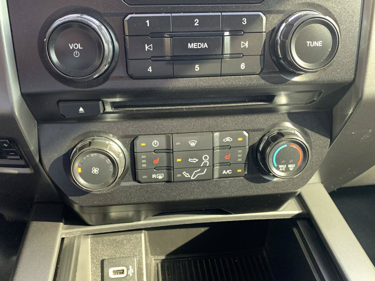 Used 2017 Ford F250 XLT w/ XLT Premium Package AWD/4WD image 27
