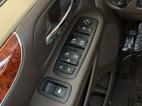 Used 2015 Chrysler Town & Country Limited Platinum FWD image 18