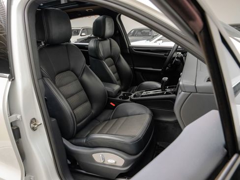 Used 2023 Porsche Macan Turbo AWD/4WD image 36
