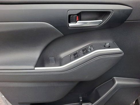 Used 2023 Toyota Highlander XLE image 17