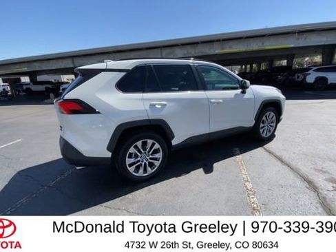Used 2022 Toyota RAV4 XLE Premium image 8