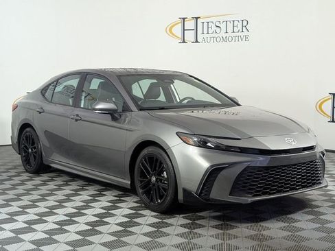 Used 2025 Toyota Camry SE FWD image 2