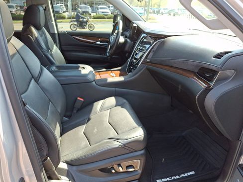 Used 2020 Cadillac Escalade Luxury AWD/4WD image 11