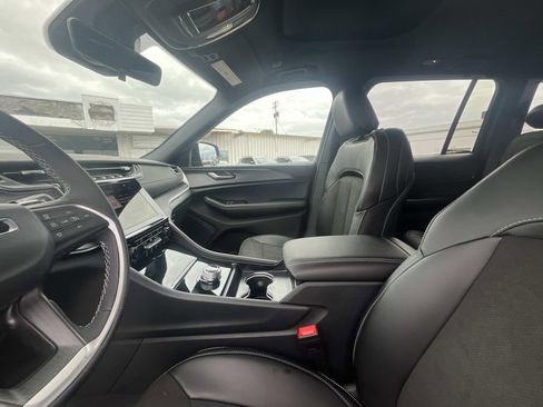 New 2025 Jeep Grand Cherokee Altitude image 10