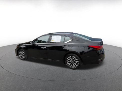 Used 2025 Nissan Altima 2.5 SV FWD image 10