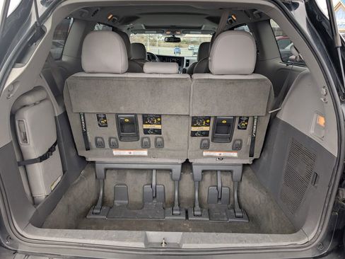 Used 2017 Toyota Sienna L image 9