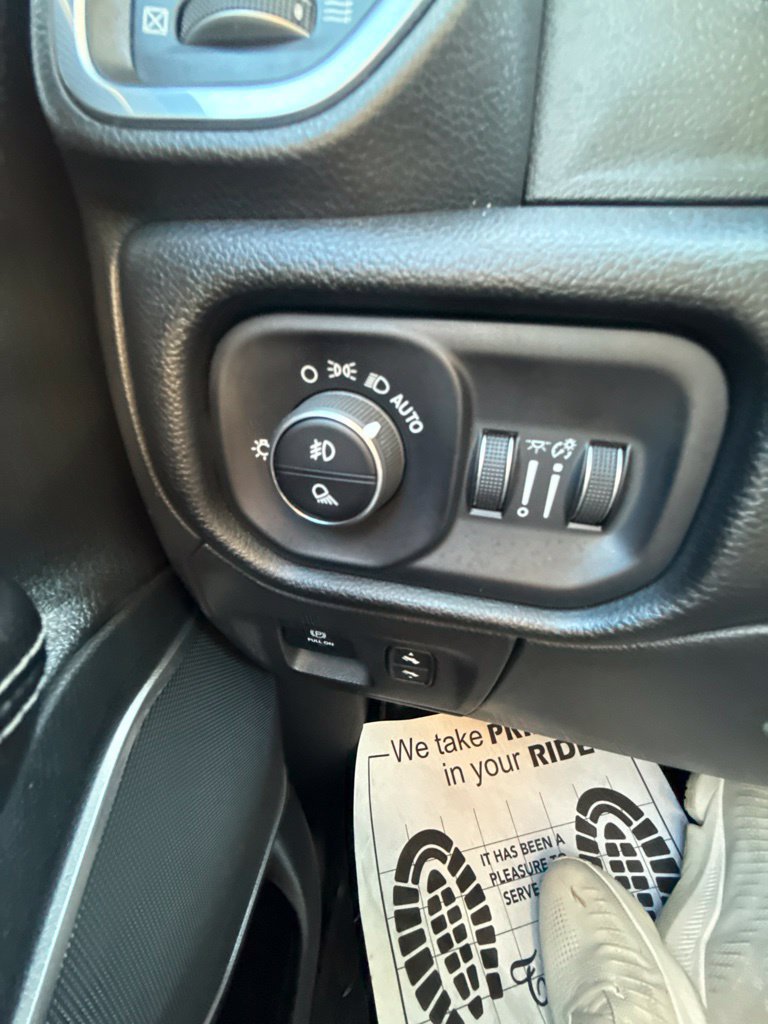 Used 2022 RAM 1500 Laramie AWD/4WD image 21