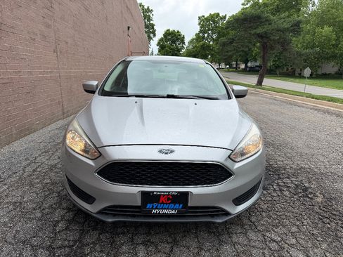 Used 2018 Ford Focus SE FWD image 2