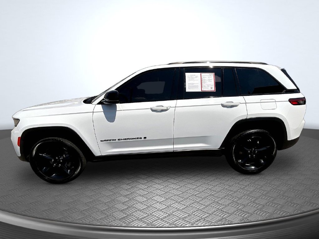 Used 2022 Jeep Grand Cherokee Altitude AWD/4WD image 8
