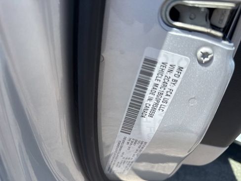 Used 2023 Chrysler Pacifica Touring-L FWD image 10
