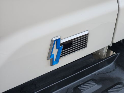 Used 2022 Ford F150 Lightning Lariat image 13