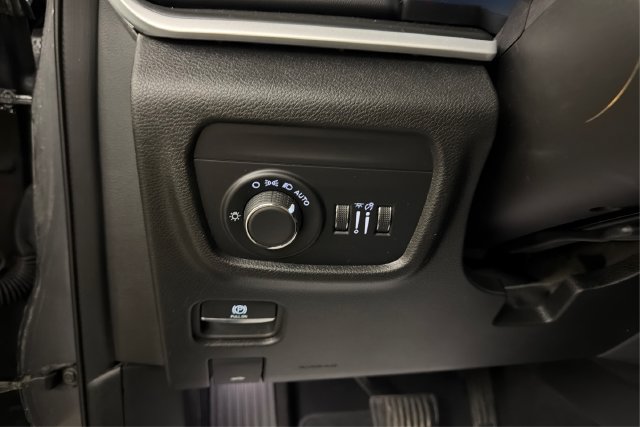 Used 2024 Jeep Grand Cherokee L Altitude AWD/4WD image 18