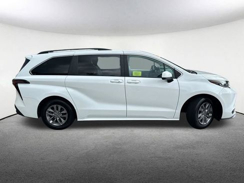 Used 2024 Toyota Sienna LE w/ LE Plus Package AWD/4WD image 11