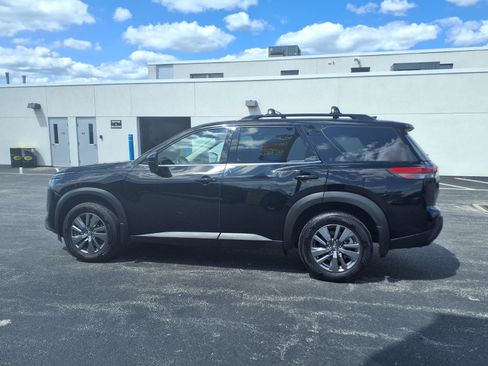 Used 2024 Nissan Pathfinder SV w/ SV Premium Package AWD/4WD image 8