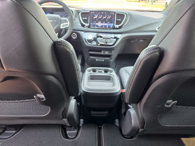 New 2027 Chrysler Pacifica Select AWD/4WD image 16