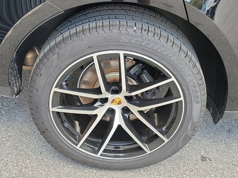 Certified 2025 Porsche Macan AWD/4WD image 14