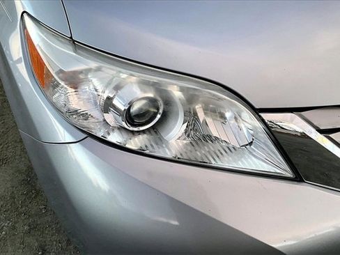 Used 2017 Toyota Sienna XLE image 30