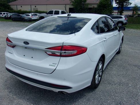 Used 2017 Ford Fusion SE w/ Fusion SE Technology Package FWD image 7