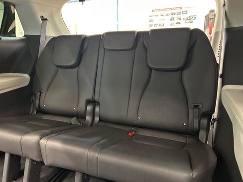 Used 2024 Kia Carnival EX FWD image 17
