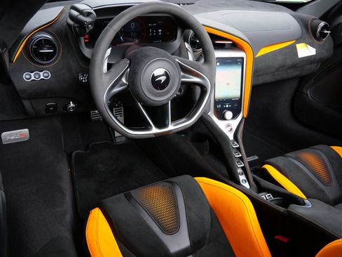 Used 2024 McLaren 750S Spider RWD image 8