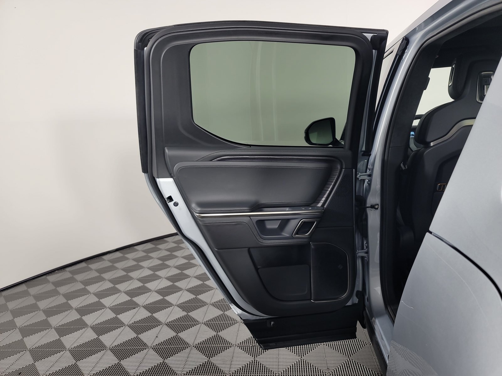 Used 2023 Rivian R1T Adventure Dual AWD/4WD image 17