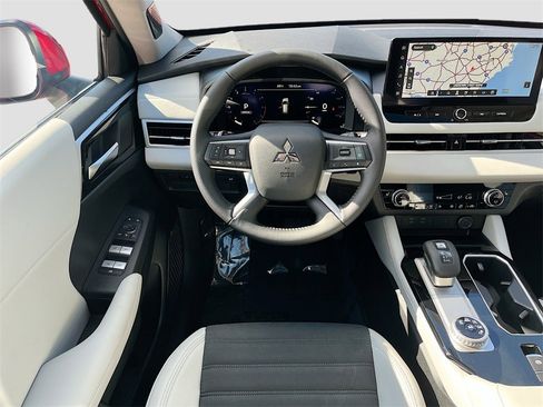 New 2025 Mitsubishi Outlander SE image 23