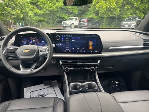 Used 2025 Chevrolet Traverse LT FWD image 19
