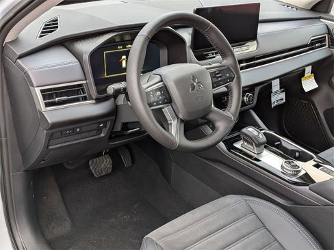New 2026 Mitsubishi Outlander LE image 9