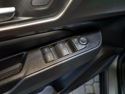 Used 2024 Chevrolet Equinox EV RS FWD image 8