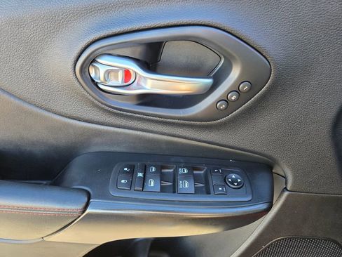 Used 2019 Jeep Cherokee Trailhawk image 17