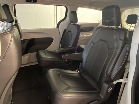 Used 2024 Chrysler Pacifica Touring-L FWD image 15