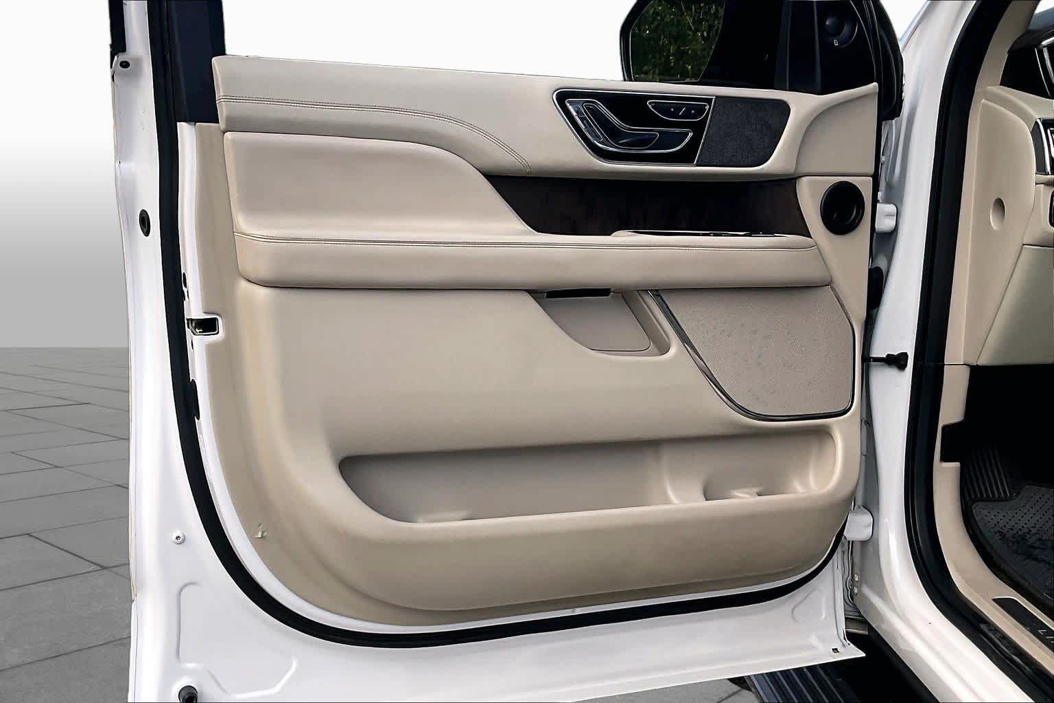 Used 2018 Lincoln Navigator Select w/ Technology Package RWD image 21