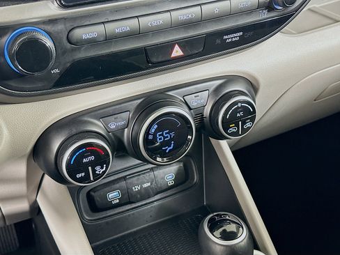 Used 2025 Hyundai Venue SEL image 23