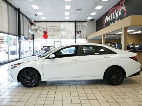Used 2021 Hyundai Elantra SEL w/ Convenience Package FWD image 3