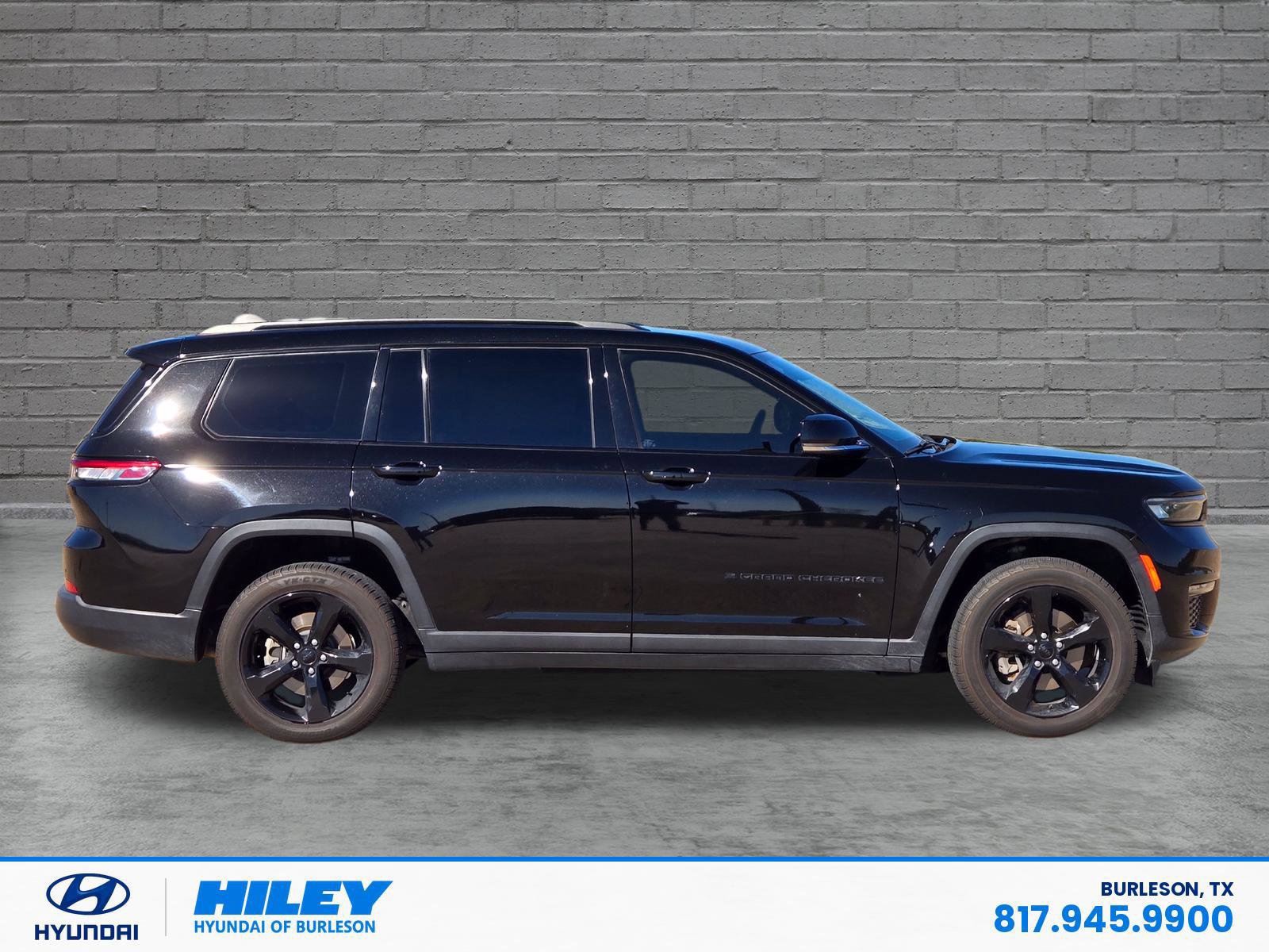 Used 2022 Jeep Grand Cherokee L Limited w/ Black Appearance Package RWD image 3