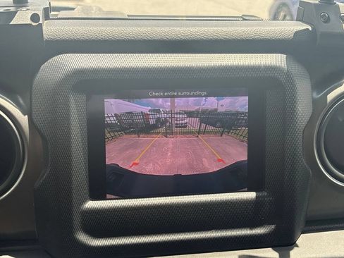 Used 2023 Jeep Gladiator Sport AWD/4WD image 25