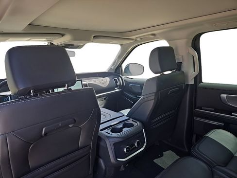 Used 2025 Ford Expedition Max Platinum AWD/4WD image 34