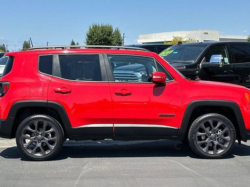 Used 2023 Jeep Renegade Latitude w/ Sun/Sound Group AWD/4WD image 3
