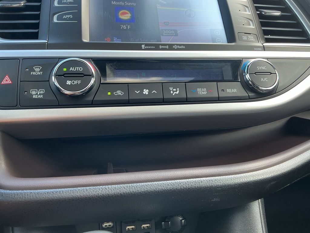 Used 2019 Toyota Highlander XLE AWD/4WD image 30
