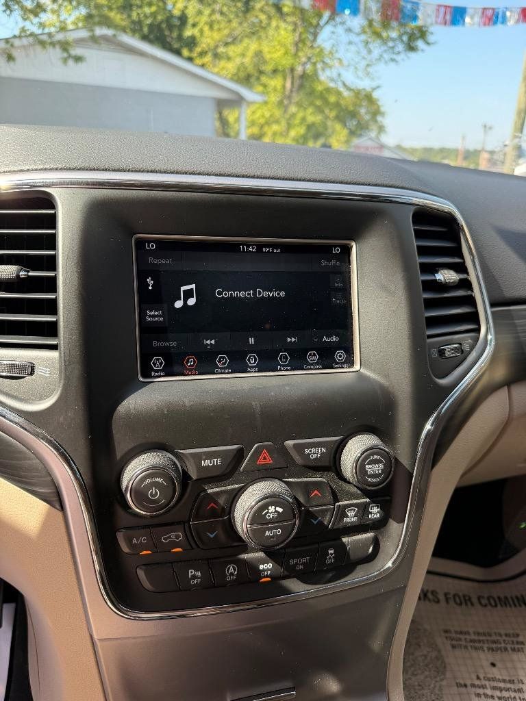 Used 2019 Jeep Grand Cherokee Laredo RWD image 16