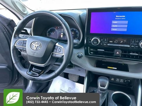 Used 2023 Toyota Highlander Limited image 14