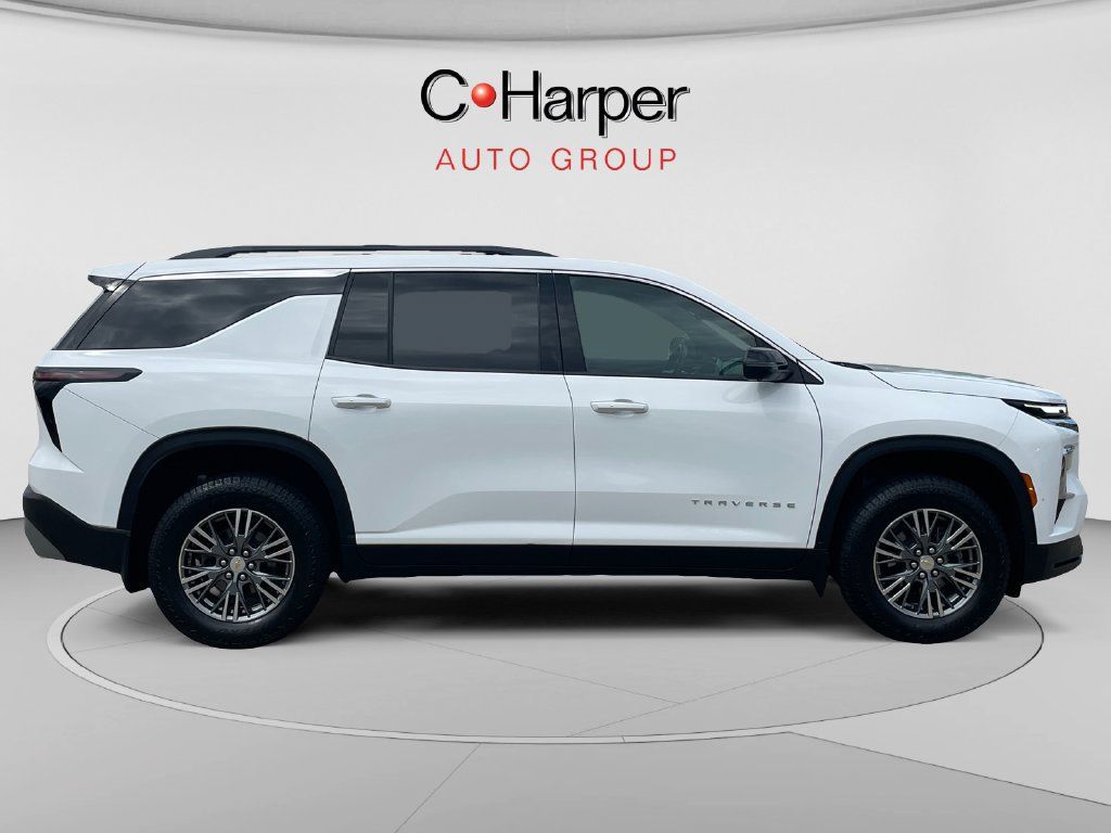 Used 2024 Chevrolet Traverse LT w/ LPO, Floor Liner Package FWD image 2