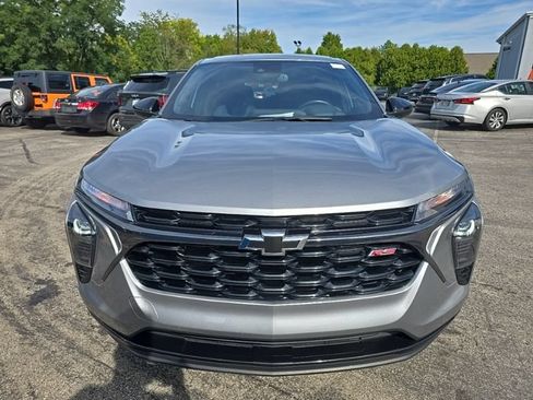 Used 2024 Chevrolet Trax RS FWD image 2
